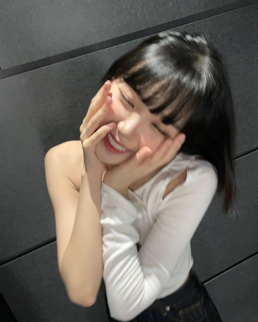 过分消瘦吗lesserafim金采源晒自拍直角肩蚂蚁腰秀出好身材