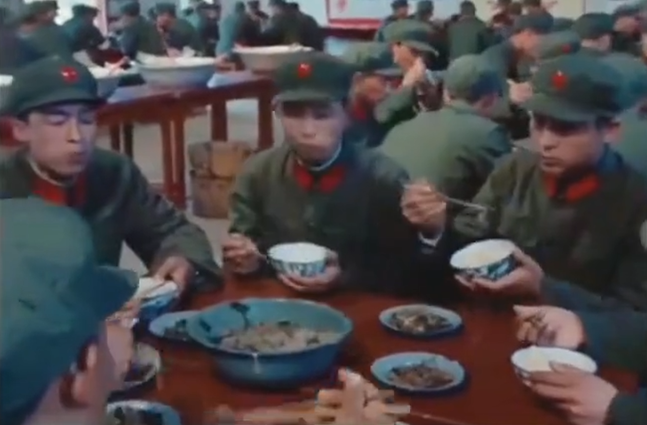 70年代部队伙食：面和肉是稀罕物，一个连50块，维持100多人三餐