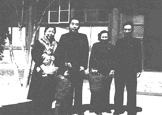 周总理坚持让弟弟提前退休，多年后侄女坦露：也为给奶奶有个交代