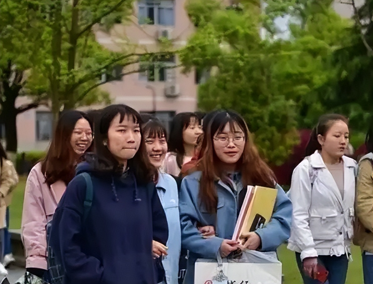 当代大学生频繁用“现金”说明什么？00后直率回答：开始掏家底了