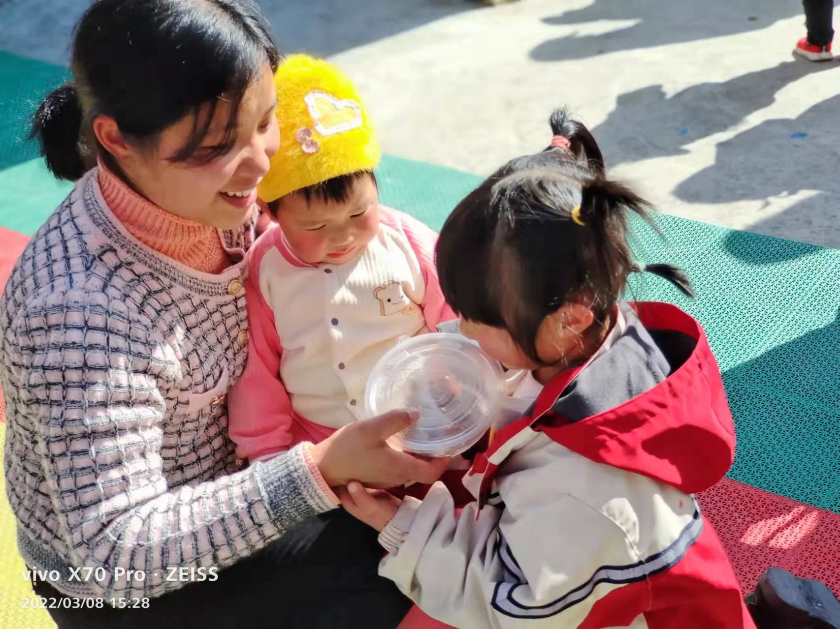 师幼携手做汤圆，送祝福——记麻塘山乡幼儿园三八妇女节活动