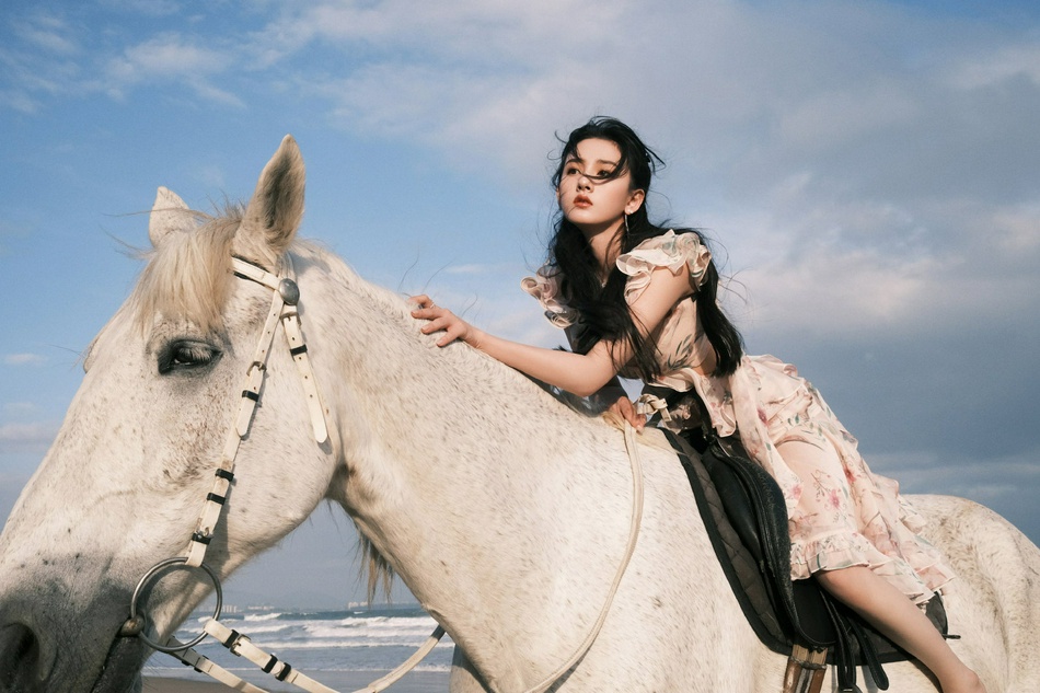 宋祖儿骑马漫步海岸仿佛精灵少女