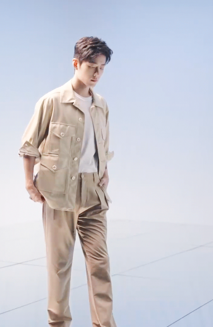 肖战他可真帅啊,帅到没边呀,这身材比例可太完美了