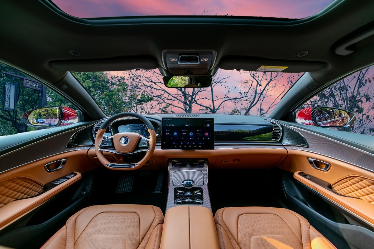 比亚迪汉DM系列亮相设计品鉴会，于艺术空间彰显摩登精神