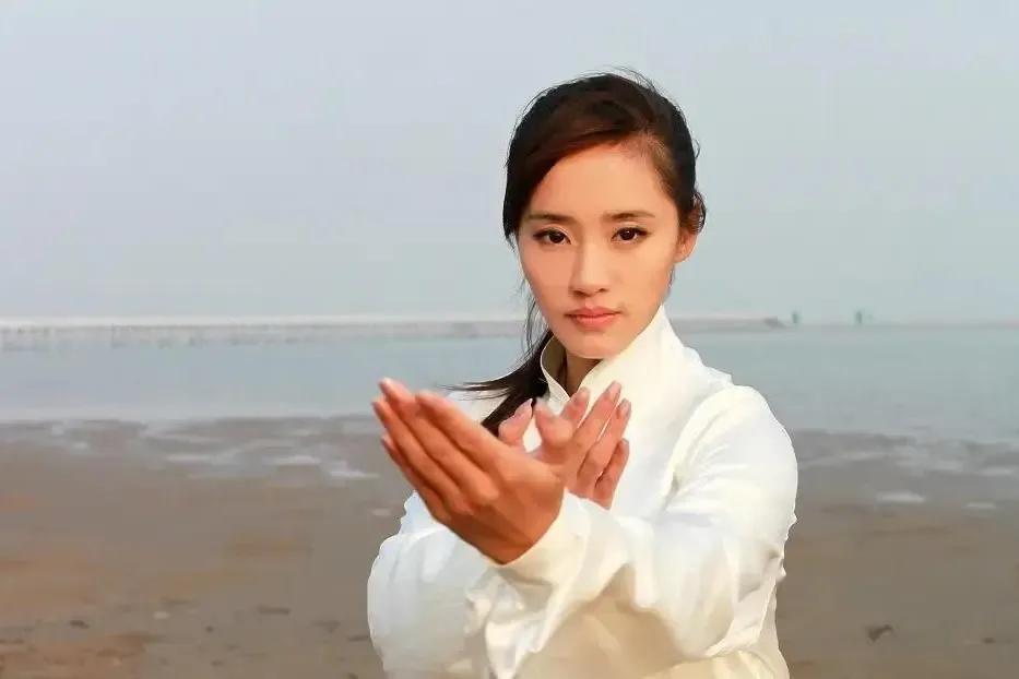 昙花一现的新七小福组合，由成龙的接班人变成了频频领盒饭的龙套