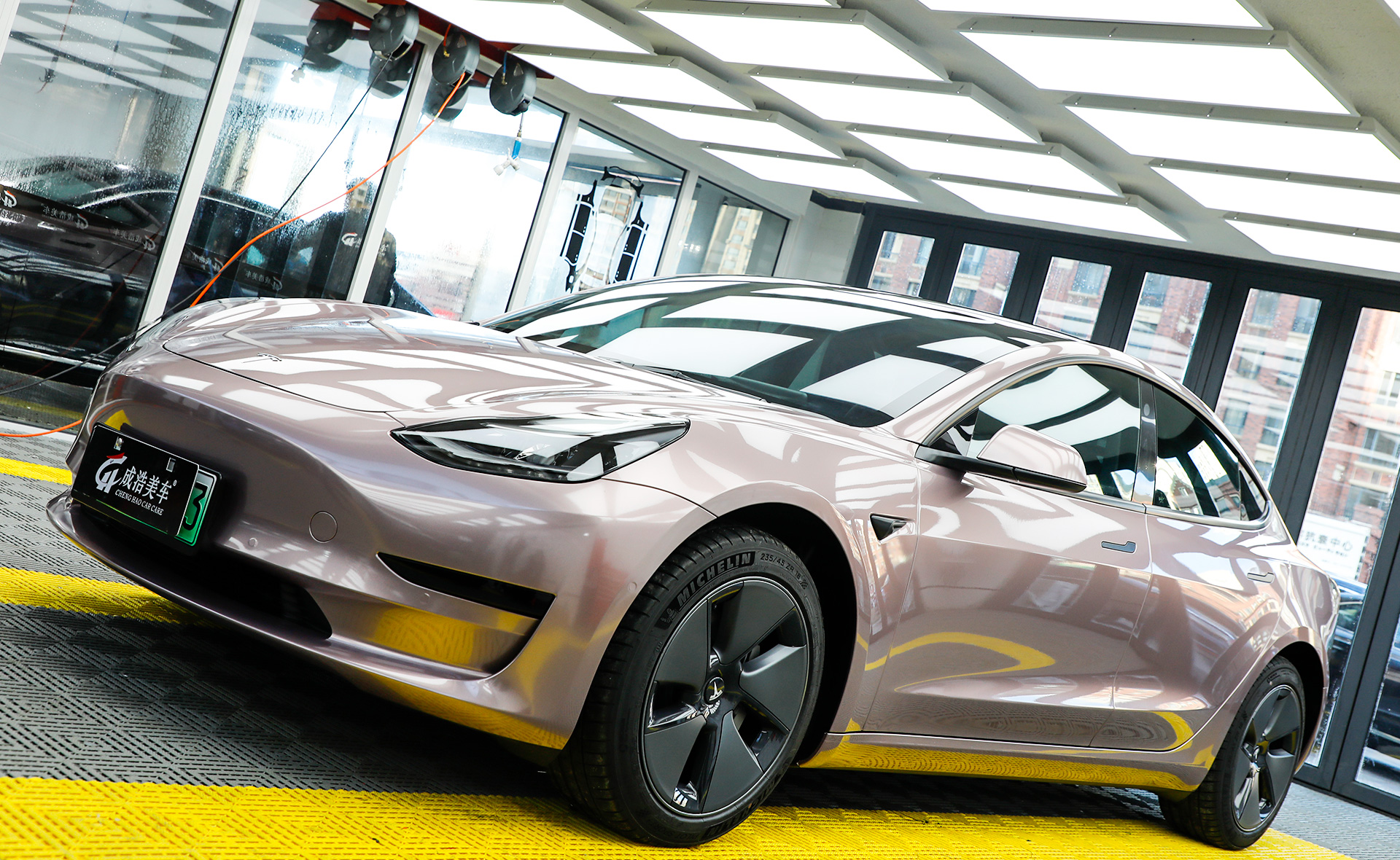 车身改色｜特斯拉Model3，总逃不过一款冰莓粉