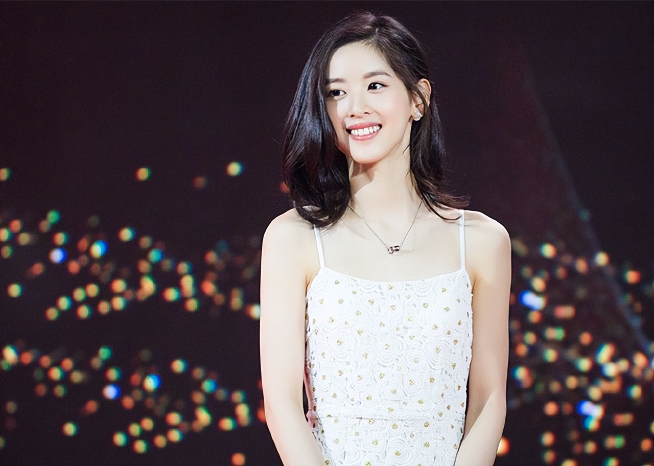 章泽天，嫁给刘强东7年，她的聪明让人刮目相看