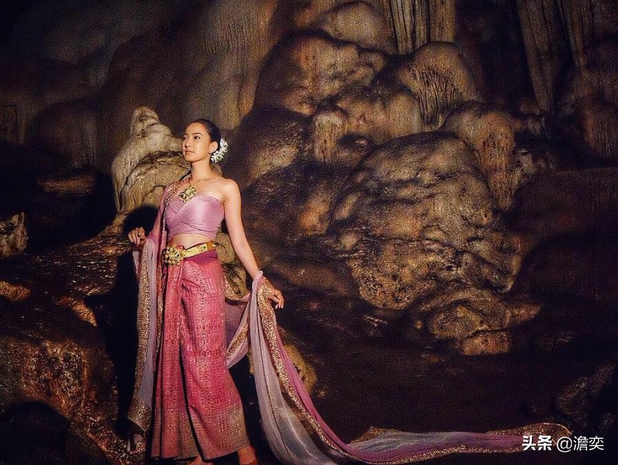 尽管"那迦"是印度文化里对于眼镜蛇被神化的传说,但在泰国,由于娜迦