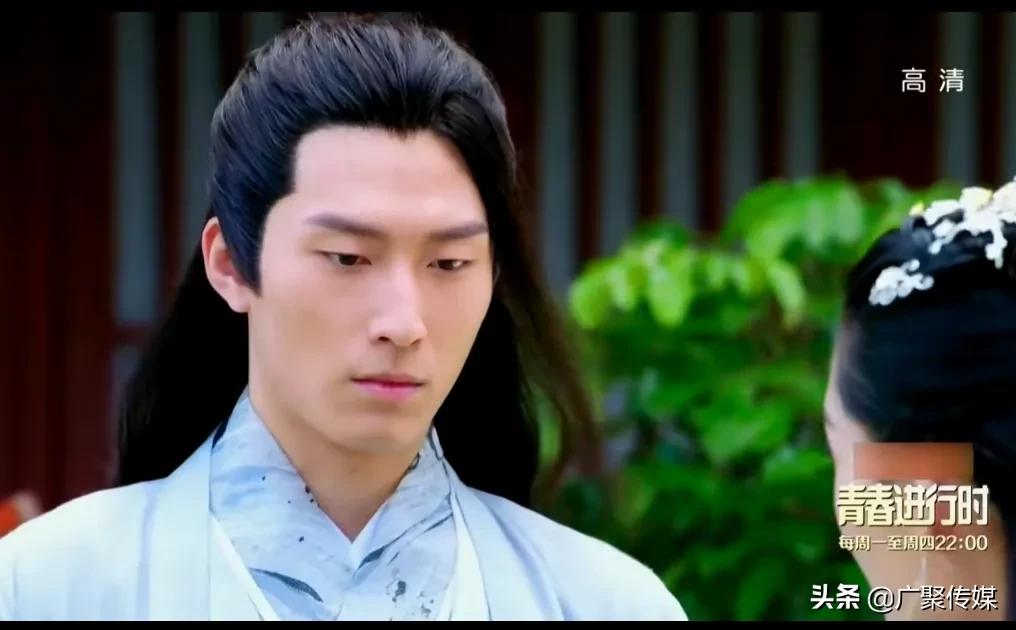 电视剧《楚乔传》：燕洵正在练剑，淳儿偷偷观看结果被燕洵发现了