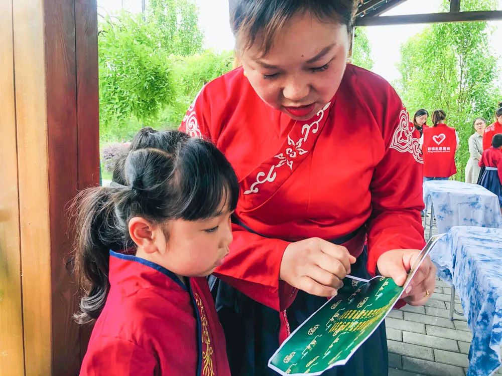 金桥小学参加“非遗传播周·青青艾草香悠悠故里情”主题活动