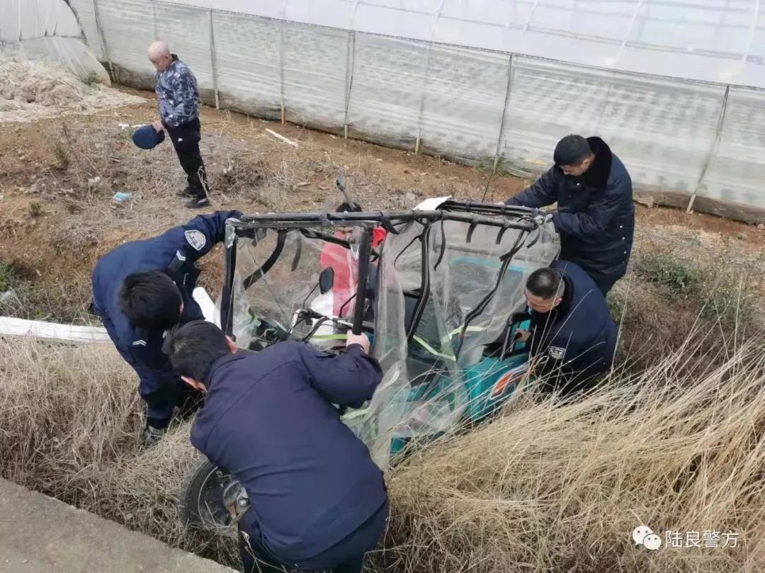 迎风雪 战严寒 群众过大年 爨警保平安
