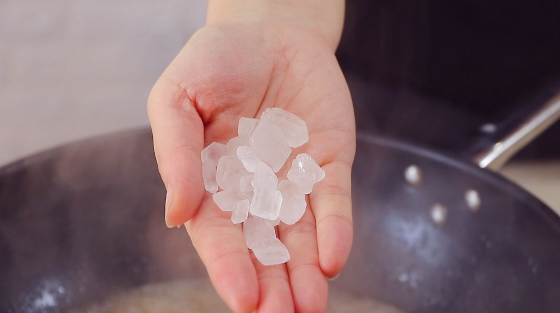 一道过年必备万能酱，一次做10斤，保存一个月不坏，拌饭拌面好吃