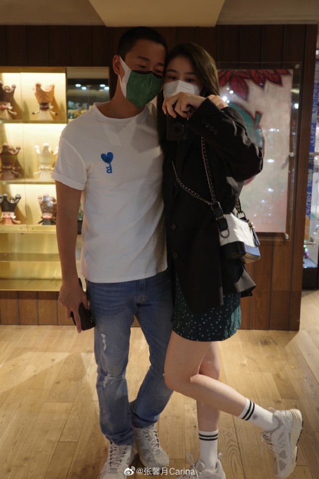 林峯夫妇带娃游玩，1岁格格追蝴蝶热得满头大汗，投喂爸爸好贴心