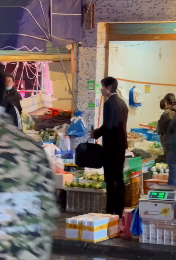 Baby菜市场拍戏被偶遇!光腿抱个大热水袋,颜值太高被路人盯着看