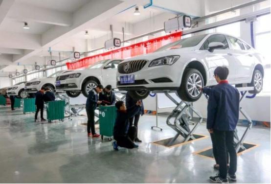 汽修班学生拆老师奔驰车“练手”，组装完剩一堆螺丝，这老师能处