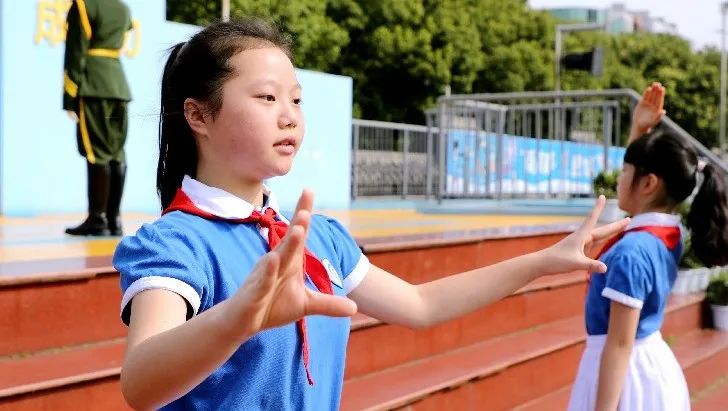 成都市双流区棠湖小学举行“5.25 我爱我”心理健康专题升旗仪式