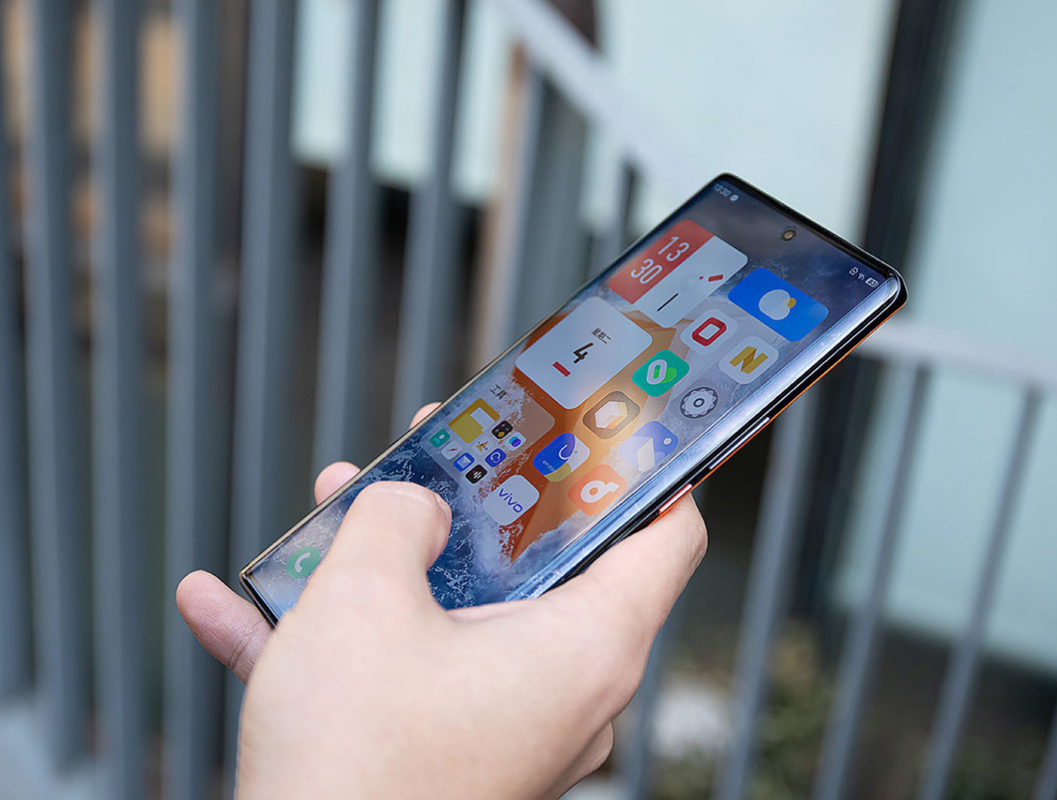 别花冤枉钱，这3款当下“最亲民”的旗舰手机，还能流畅用三五年