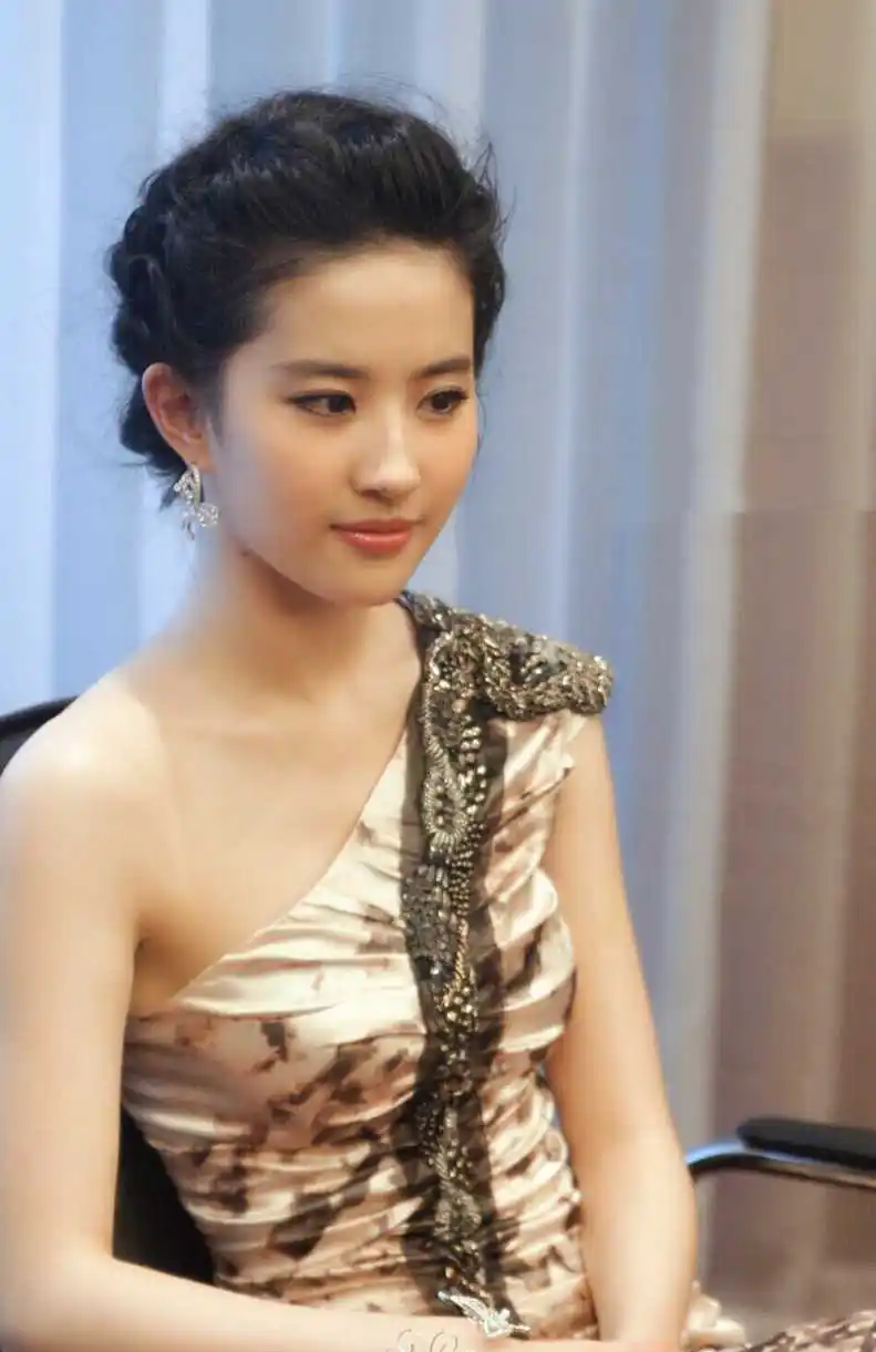 刘亦菲男人装图片(刘亦菲虽然是仙女) - 赤虎壹号