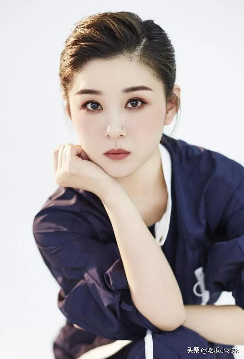 李小萌，圆圆的脸蛋，两眼有神，网友：太可爱了