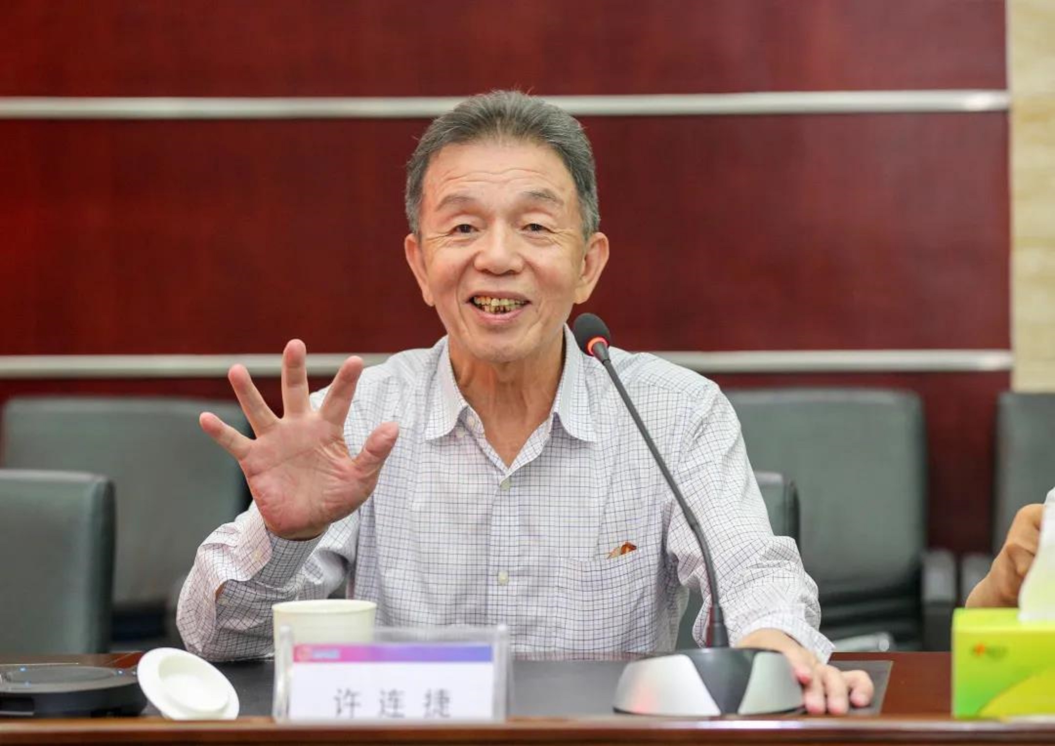 从白手起家到“福建首富”，被人尊称为“商业教父”，齐名曹德旺