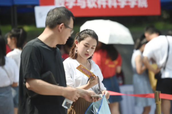 大学生每月生活费等级表，贫富差距不是一般大，一级就像荒野求生