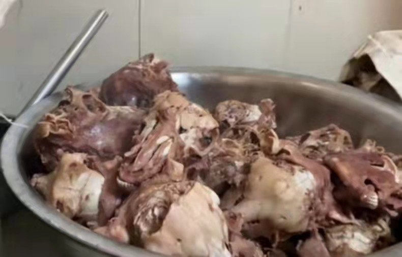 徐州大哥在家卖羊头40年，38元一斤不预定吃不到，每天限量销售