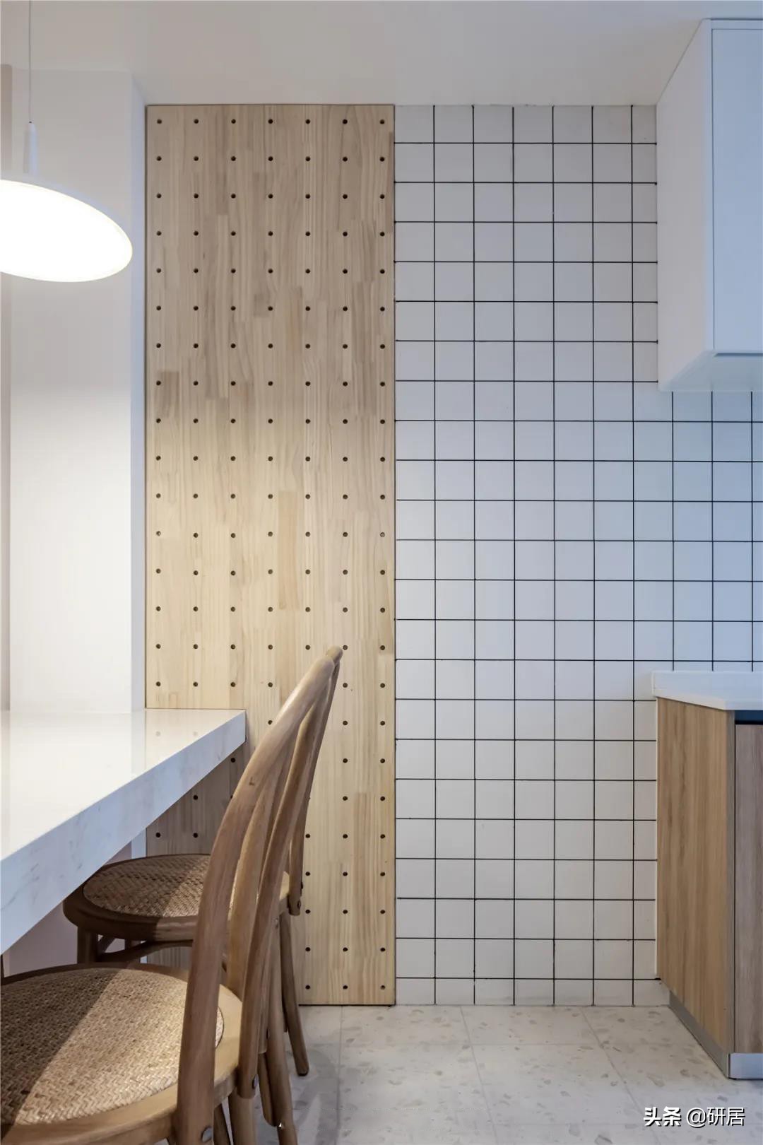 这对夫妻厉害了，50平的家装成了3室，室内温馨舒适，有大量收纳