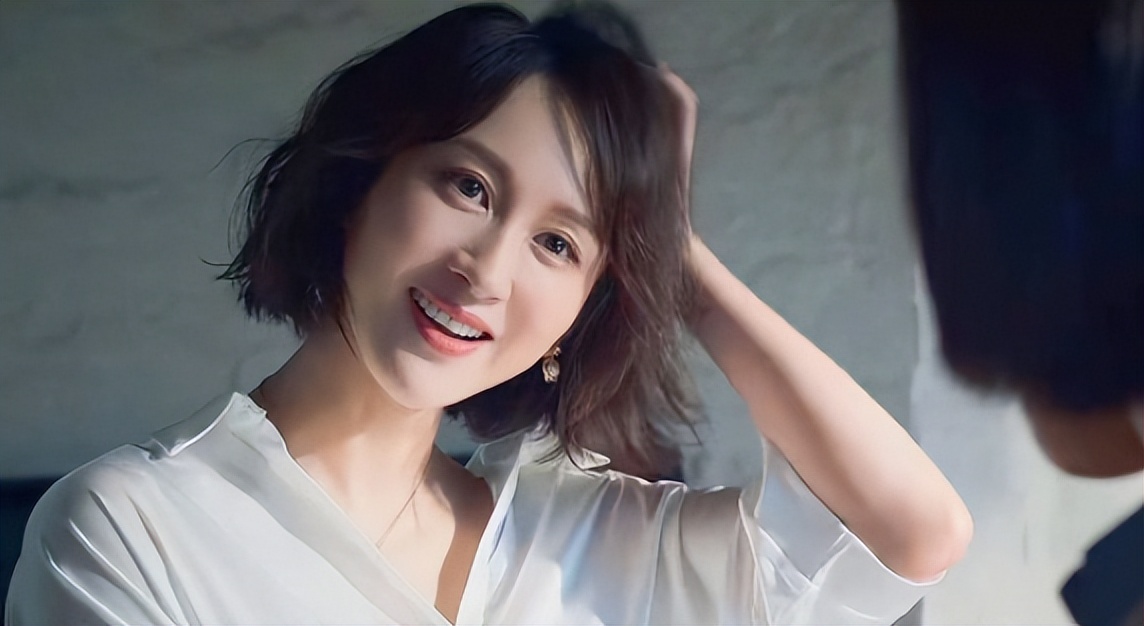 演员练练脏水中拍打戏，浑身湿透污泥溅进嘴里，被掐脖子面色通红