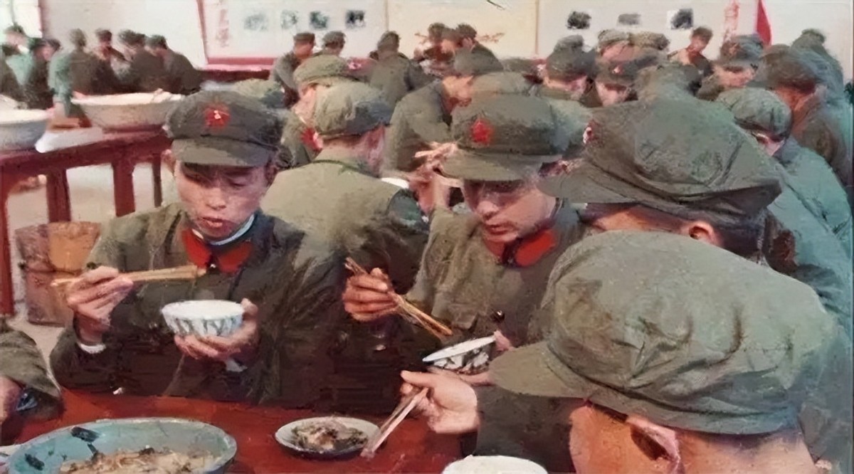 70年代部队伙食：面和肉是稀罕物，一个连50块，维持100多人三餐