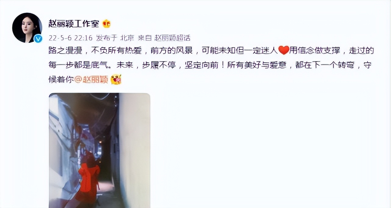 赵丽颖出道16周年大逆袭！穿大衣背影太飒气，如今颜值像“换脸”