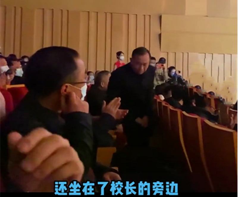 大写尴尬！学校新年音乐会，学生误入领导座位，网友：高低整两句