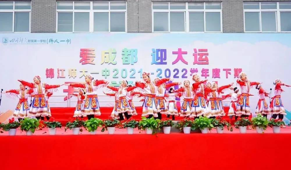 偶像谷爱凌、挑战擦皮鞋、一起向未来！成都开学第一天，太会玩了