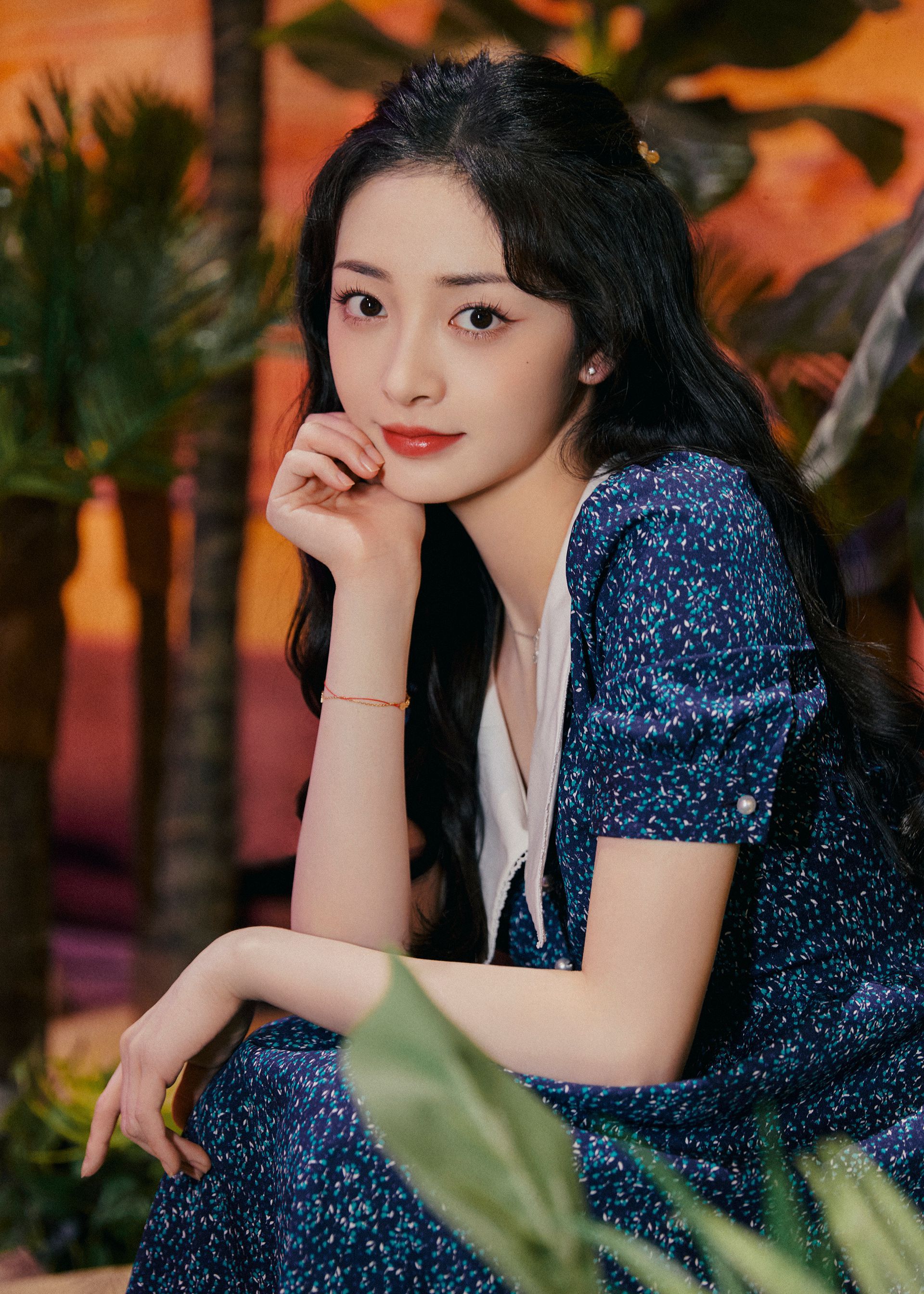 周洁琼斑点连衣裙时尚大片写真