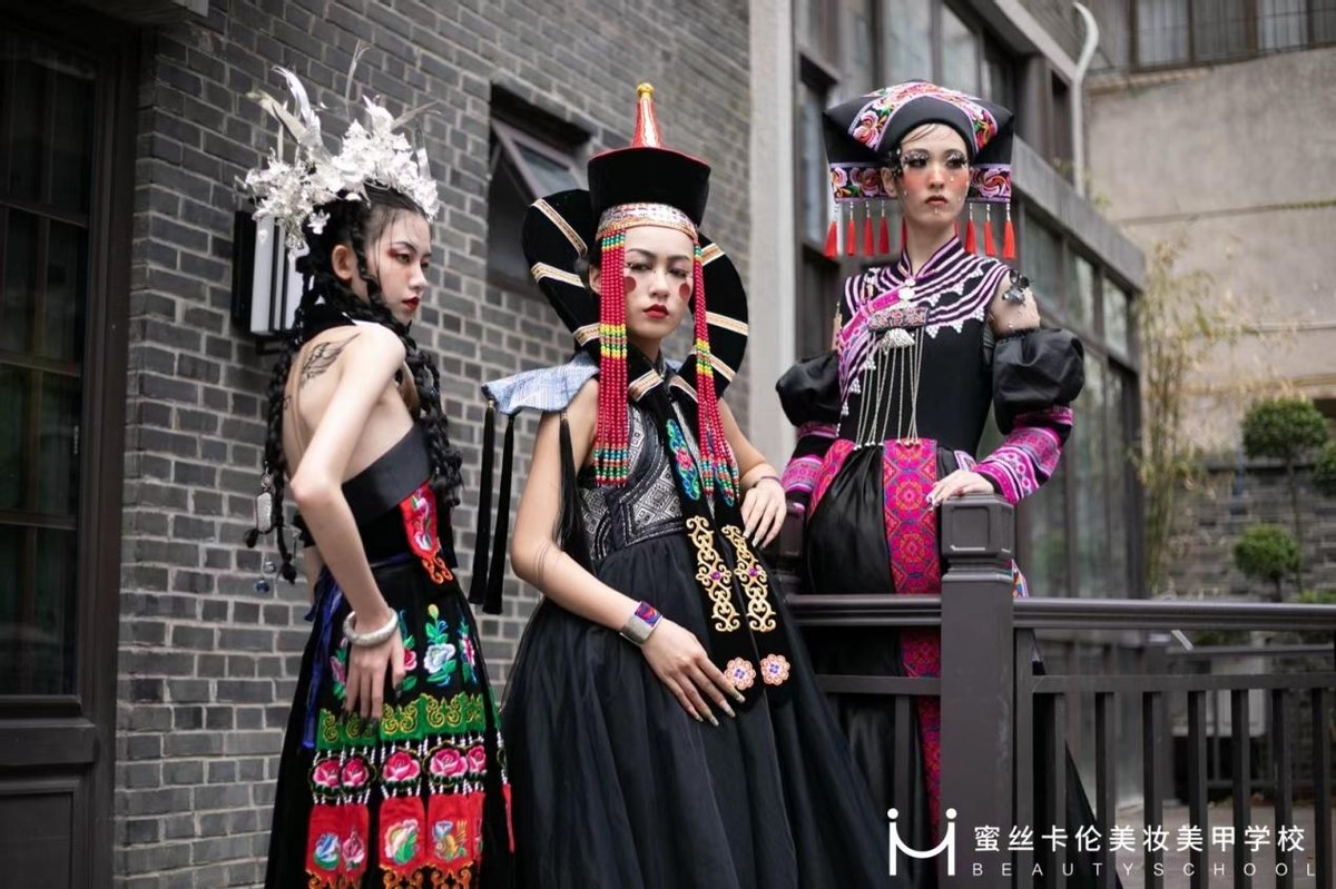 蜜丝卡伦美妆美甲学校启幕大秀，致敬色彩，戏出云南