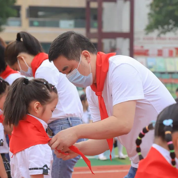 四川天府新区南湖小学举行2021级首批新队员入队仪式