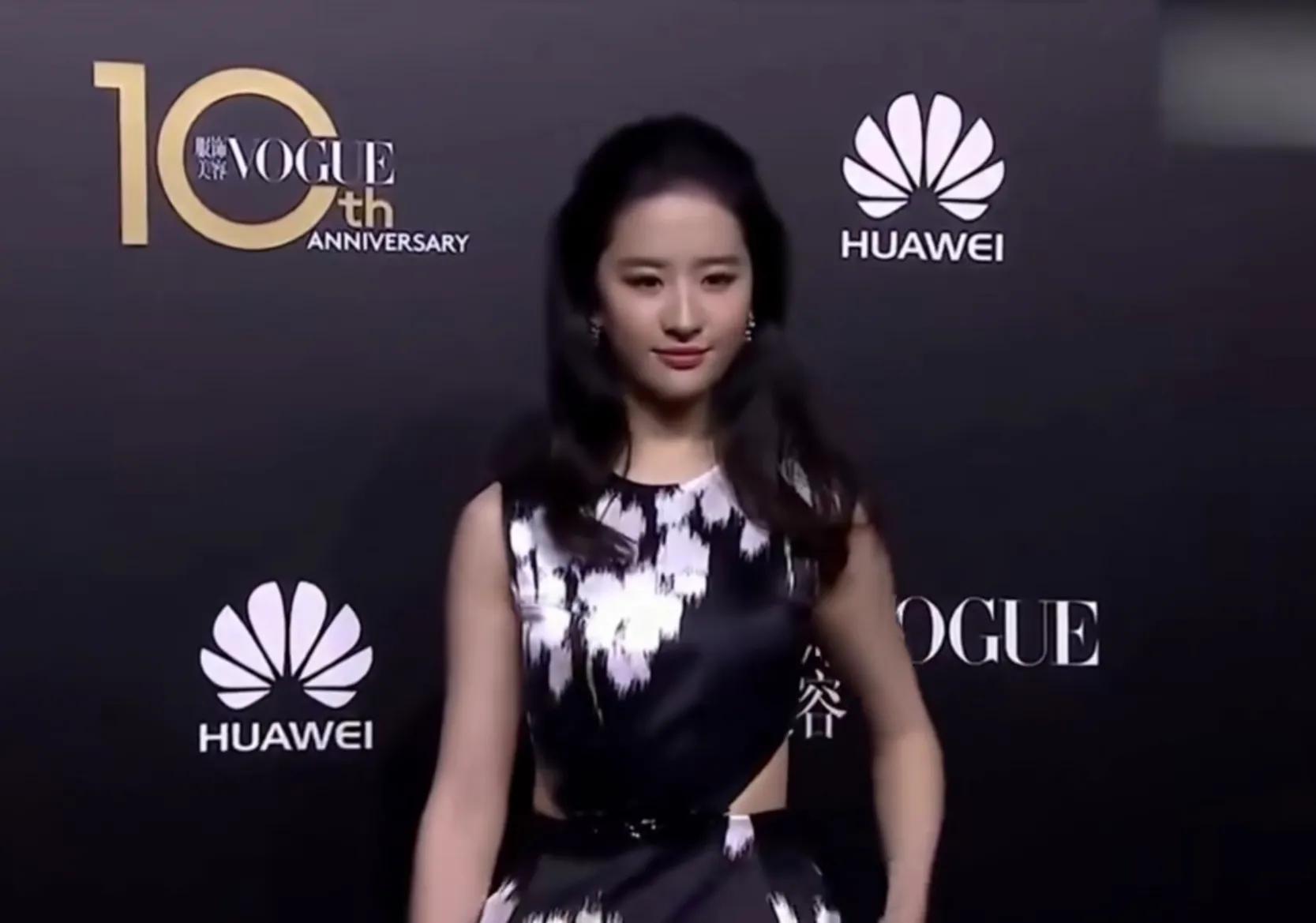 34岁的刘亦菲到底有多美，看呆台下一众明星