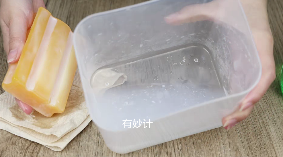 将雪碧倒入肥皂里，效果真厉害，很多人还不懂，解决了家庭大烦恼