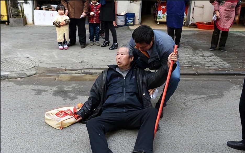 从扶不扶到扶不起，究竟是谁的良心在遭受谴责