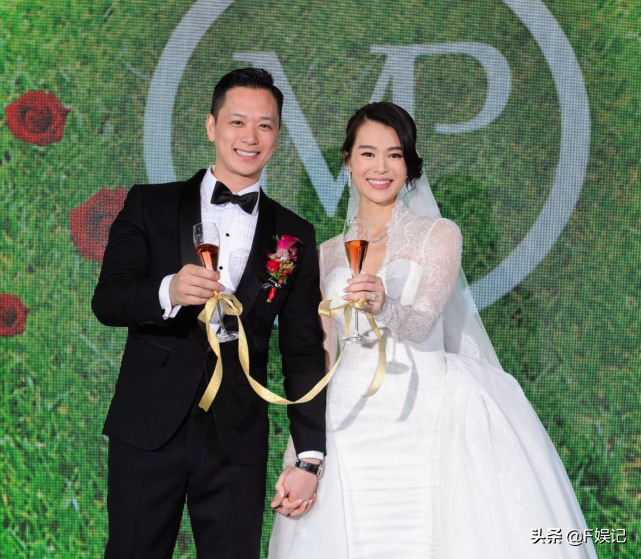 挽着老公手臂甜蜜合影！胡杏儿夫妇到首次约会的餐厅吃饭过情人节