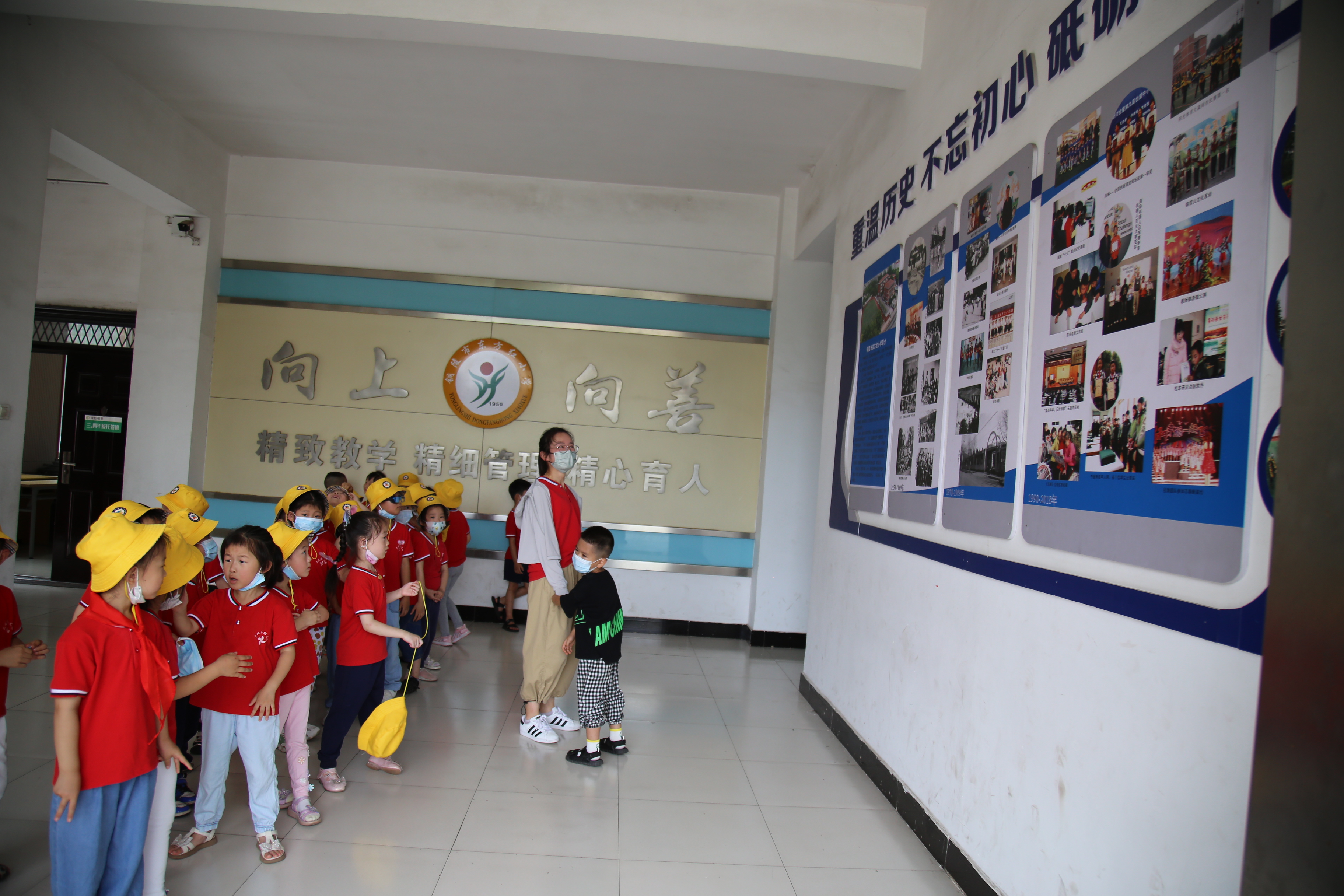 幼儿园孩子进东方红小学 体验小学生活