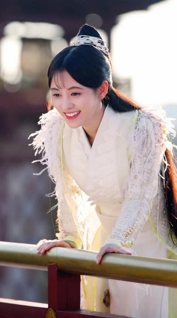 同样是“红衣造型”，杨幂娇俏像少女，赵丽颖霸气十足