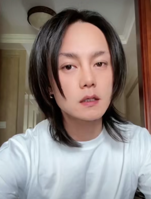 "娱圈学霸"陈都灵：素颜证件照打败章泽天，挤掉杨紫出演女主角