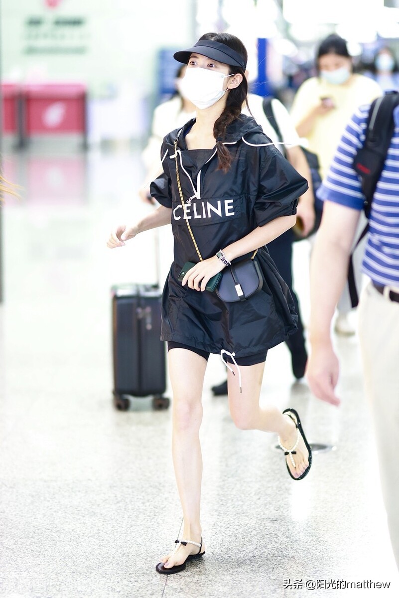 陈钰琪黑色套衫搭短裤现身机场秀美腿身材好