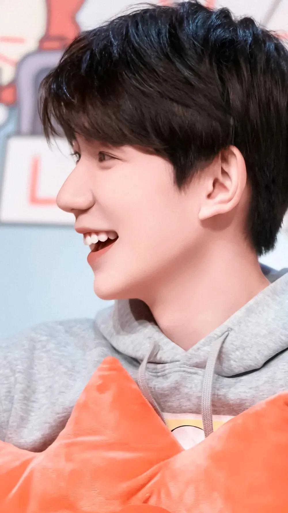 王俊凯易烊千玺王源高清壁纸，哪张壁纸最好看呢