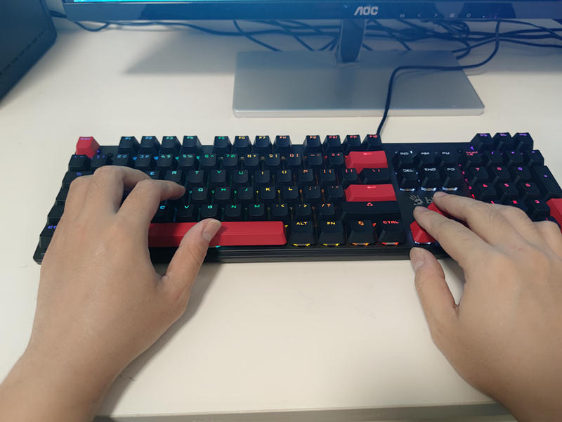 虹彩背光定制轴体，游戏玩家不二选择，血手幽灵S510N机械键盘