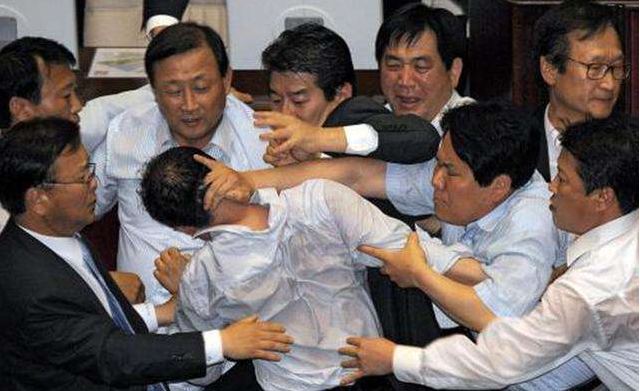 1996年，中国船员连杀7名韩国人，文在寅却为中国人上阵辩护