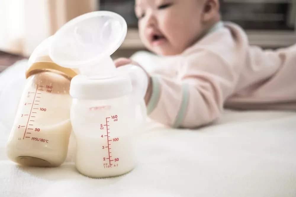 「家家母婴」新生儿吐奶很常见，但这几种情况月嫂要注意提防