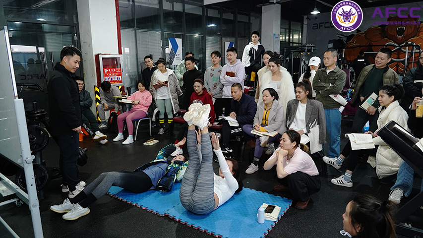 做个专业的健身教练难吗（健身教练证好考吗）