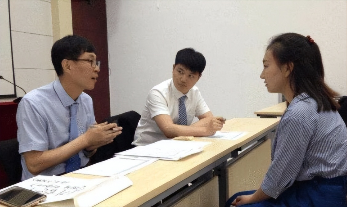 上海一大学女教师走红，眉眼精致身材好，却有种“仿生AI”的感觉