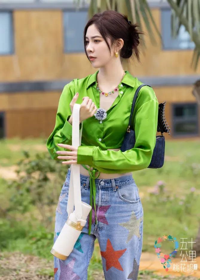 宋妍霏把牛油果绿穿出了高级和美艳